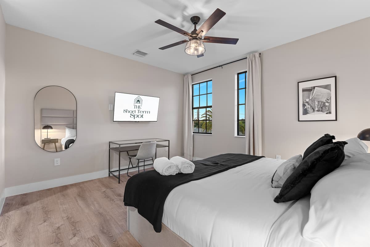 🌿 Quiet upstairs King retreat with soft tones and shared bath access.