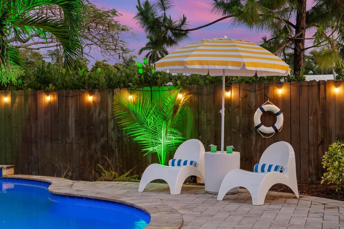🍹 Catch the last rays of sunshine — or just pretend you’re a poolside celebrity.