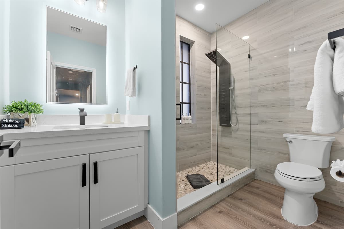 🛁 Spacious upstairs bath shared by two cozy bedrooms.
