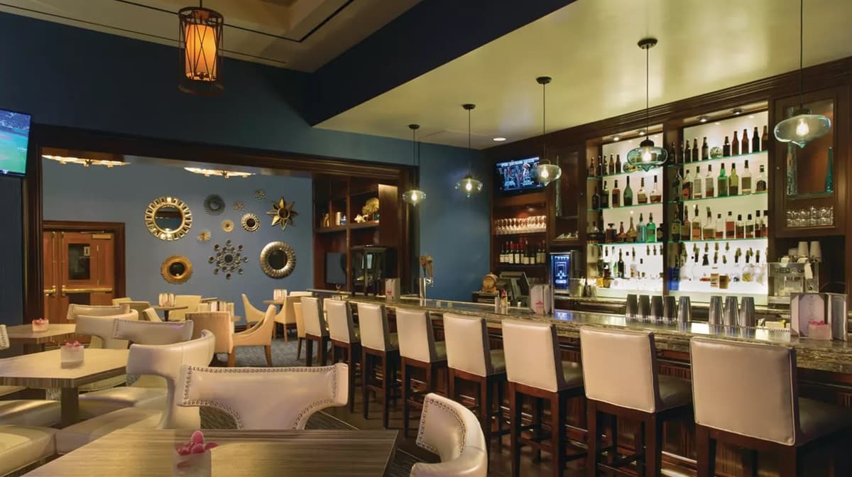 Unwind with craft cocktails just steps from your suite at the Signature’s stylish lobby bar 🍸