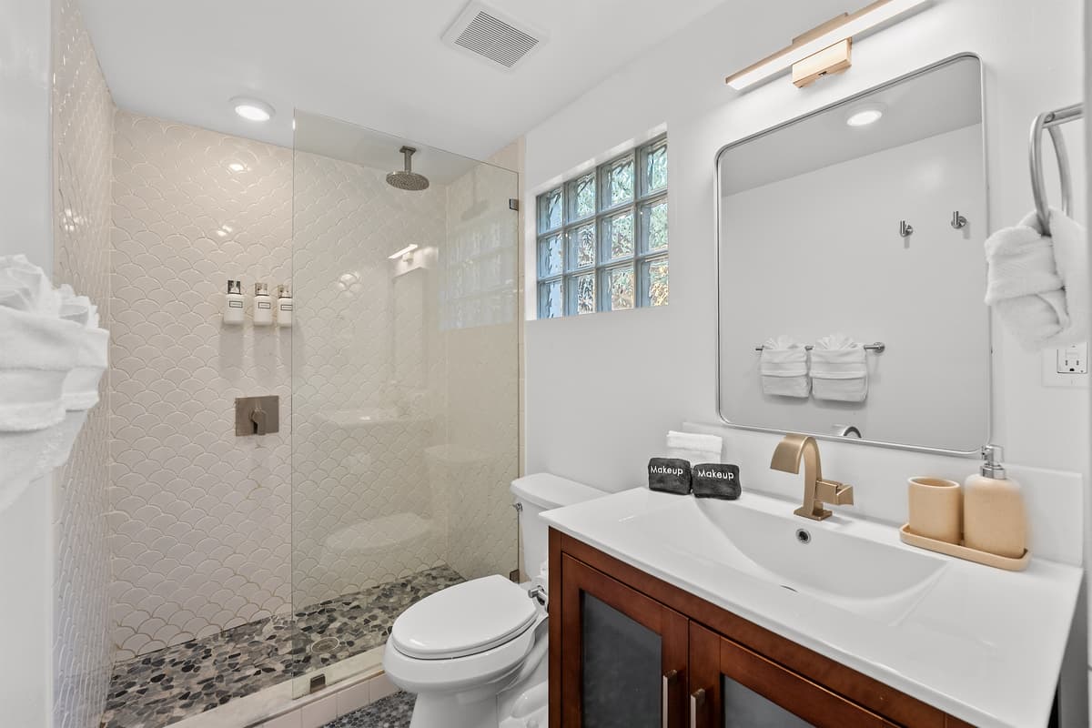 🛁 Freshen up your bright bathroom en suite.